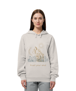 Frau trägt Vintage weißen Katzen Hoodie mit Trust Your Soul Print