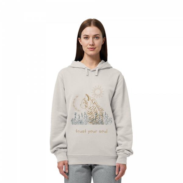 Frau trägt Vintage weißen Katzen Hoodie mit Trust Your Soul Print