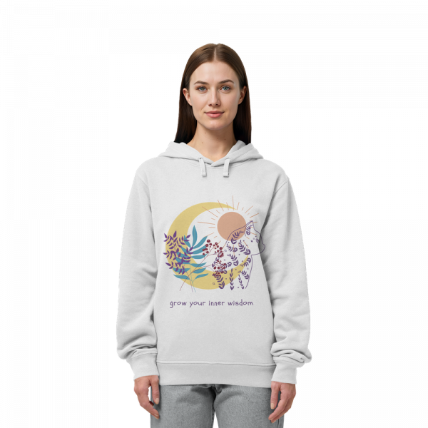 Frau trägt weißen spirituellen Katzen Hoodie mit Naturmotiv und Katze