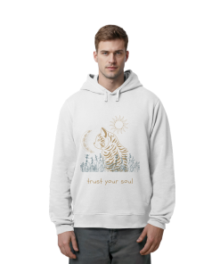 Mann trägt weißen Hoodie mit Katze und Trust Your Soul Design