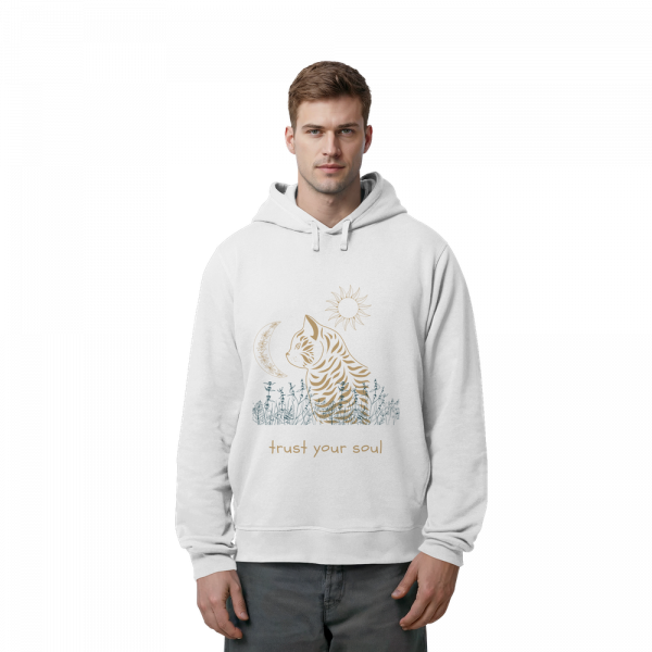 Mann trägt weißen Hoodie mit Katze und Trust Your Soul Design