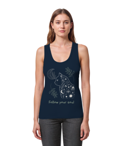 Frau trägt dunkelblaues Katzen Tank Top mit Follow Your Soul Schriftzug