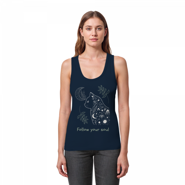 Frau trägt dunkelblaues Katzen Tank Top mit Follow Your Soul Schriftzug