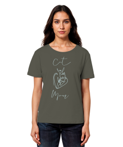 Model trägt khakifarbenes Damen Shirt mit minimalistischem Cat Mom Katzenprint von LEODIN Design
