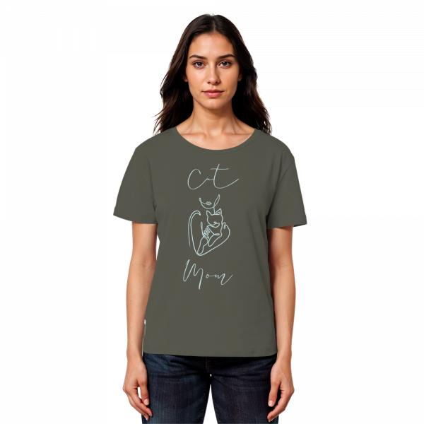 Model trägt khakifarbenes Damen Shirt mit minimalistischem Cat Mom Katzenprint von LEODIN Design