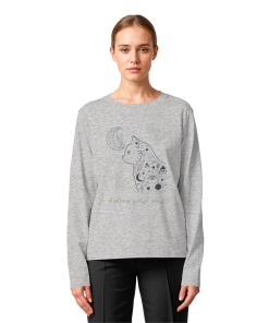 Frau trägt graues Katzen Longsleeve mit Follow Your Soul Schriftzug