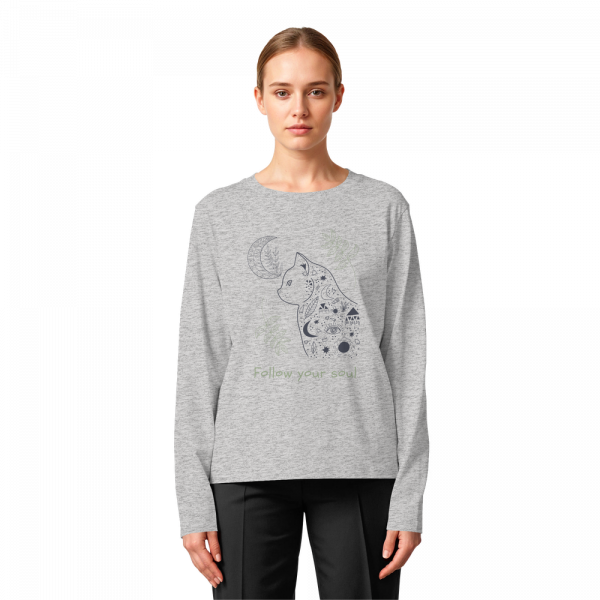 Frau trägt graues Katzen Longsleeve mit Follow Your Soul Schriftzug