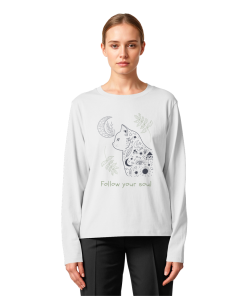 Frau trägt weißes Katzen Longsleeve mit spirituellem Katzenmotiv
