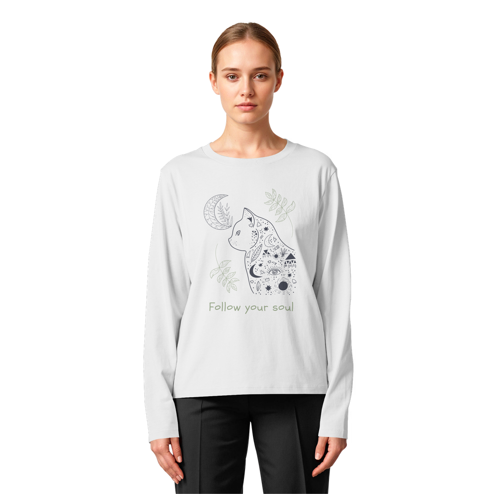 Frau trägt weißes Katzen Longsleeve mit spirituellem Katzenmotiv