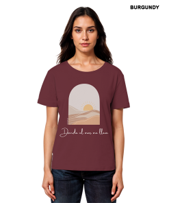 Model trägt weinrotes Beach Shirt Damen mit Sommermotiv