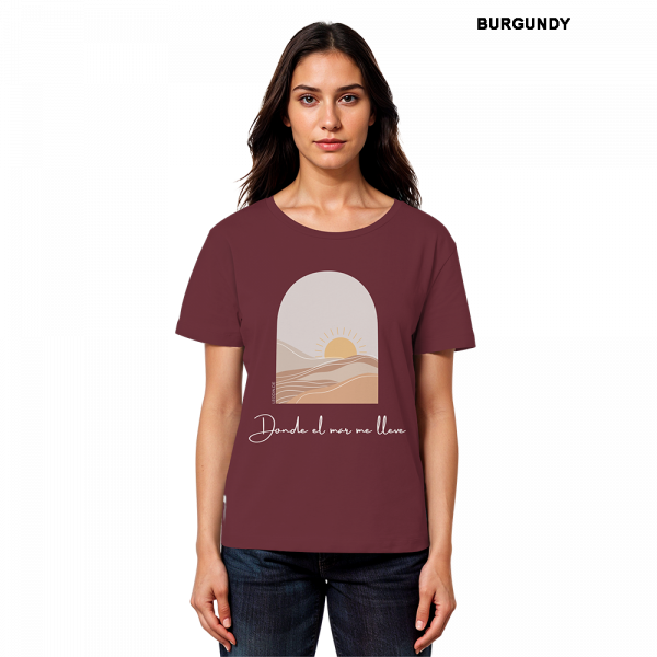 Model trägt weinrotes Beach Shirt Damen mit Sommermotiv