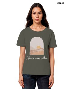 Model trägt khakifarbenes Beach Shirt Damen mit Sommerprint