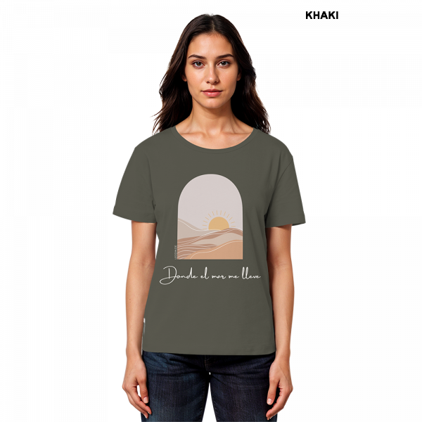 Model trägt khakifarbenes Beach Shirt Damen mit Sommerprint