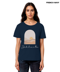 Model trägt marineblaues Beach Shirt Damen mit Ocean Design