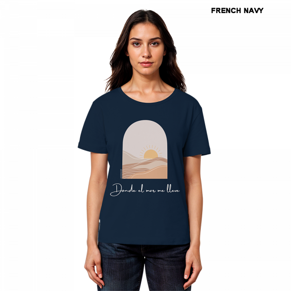 Model trägt marineblaues Beach Shirt Damen mit Ocean Design