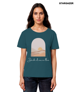 Model trägt petrolfarbenes Beach Shirt Damen mit Beach Vibes Motiv