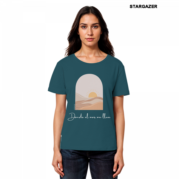 Model trägt petrolfarbenes Beach Shirt Damen mit Beach Vibes Motiv