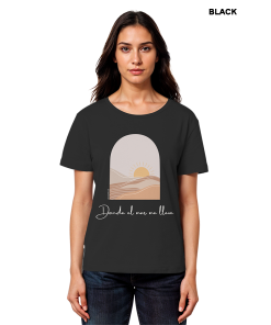 Model trägt schwarzes Beach Shirt Damen mit Strandmotiv