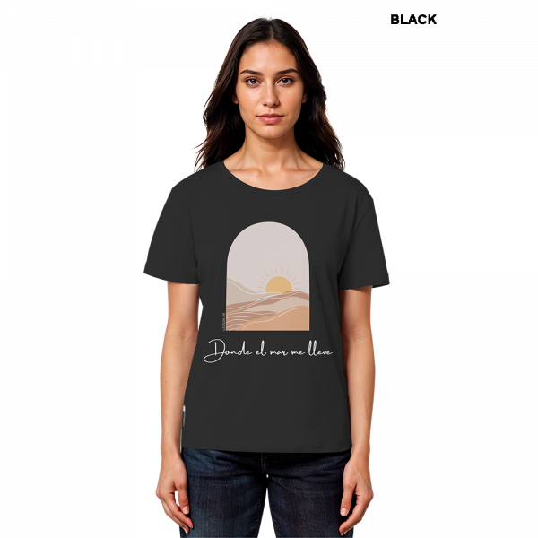 Model trägt schwarzes Beach Shirt Damen mit Strandmotiv