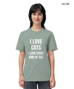 Frau trägt grüngraues Katzen Shirt mit Aufdruck „I love every kind of cat“ im Alltag