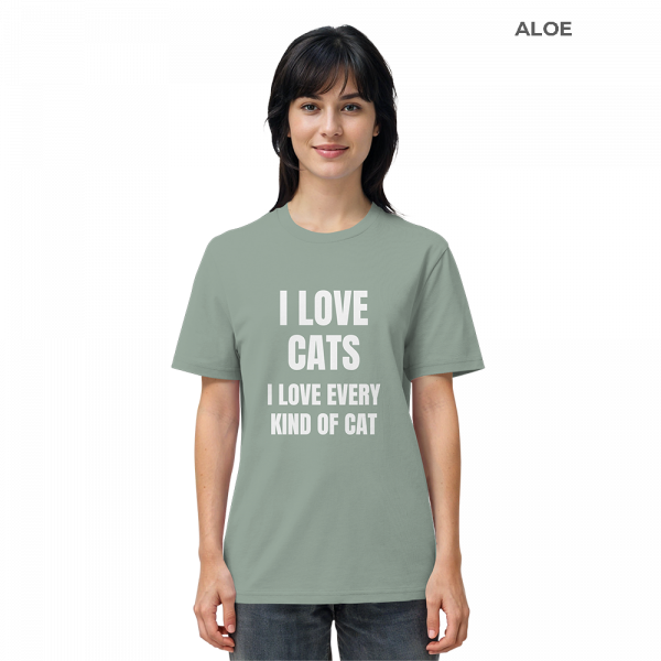Frau trägt grüngraues Katzen Shirt mit Aufdruck „I love every kind of cat“ im Alltag