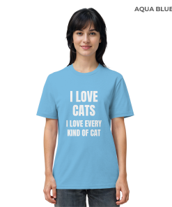 Frau trägt hellblaues Katzen Shirt mit Aufdruck „I love every kind of cat“ im Alltag