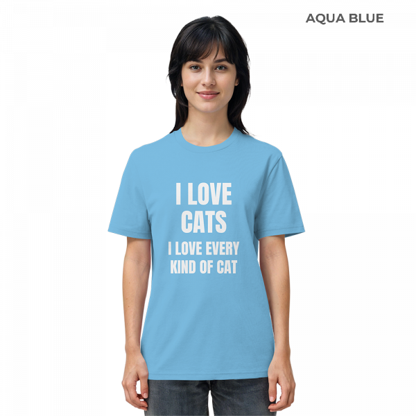 Frau trägt hellblaues Katzen Shirt mit Aufdruck „I love every kind of cat“ im Alltag