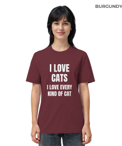 Frau trägt weinrotes Katzen Shirt mit Aufdruck „I love every kind of cat“ im Alltag