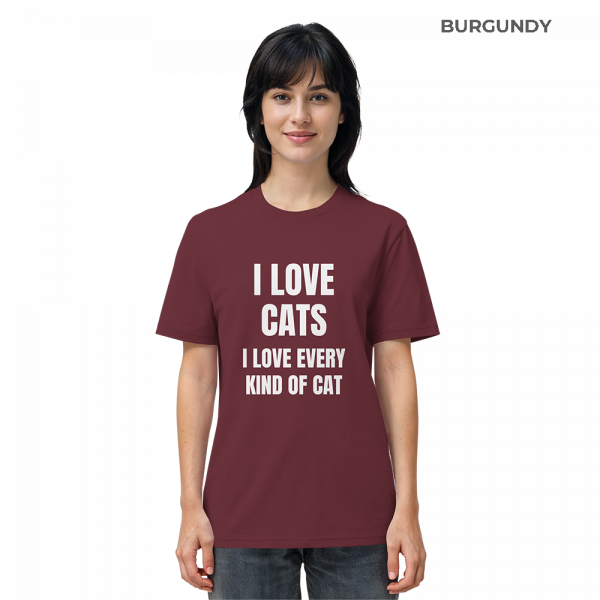 Frau trägt weinrotes Katzen Shirt mit Aufdruck „I love every kind of cat“ im Alltag