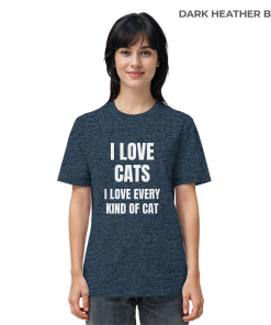 Frau trägt dunkelblau meliertes Katzen Shirt mit Aufdruck „I love every kind of cat“ im Alltag