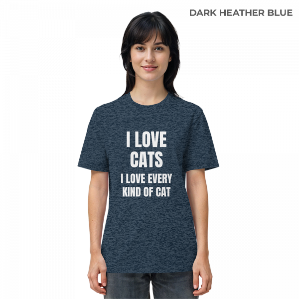 Frau trägt dunkelblau meliertes Katzen Shirt mit Aufdruck „I love every kind of cat“ im Alltag