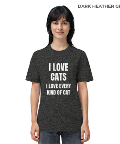 Frau trägt dunkelgrau meliertes Katzen Shirt mit Aufdruck „I love every kind of cat“ im Alltag