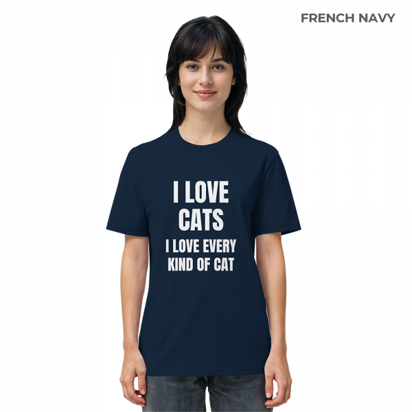 Frau trägt marineblaues Katzen Shirt mit Aufdruck „I love every kind of cat“ im Alltag