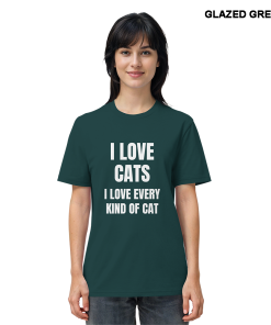 Frau trägt dunkelgrünes Katzen Shirt mit Aufdruck „I love every kind of cat“ im Alltag