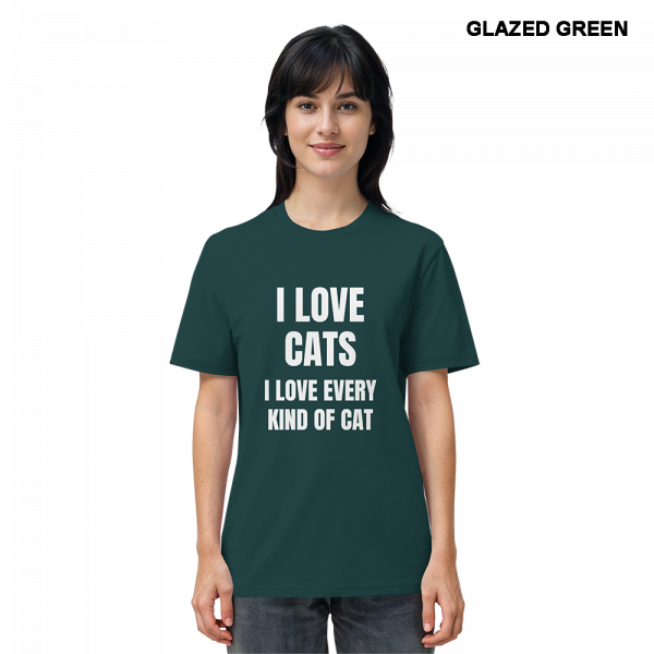 Frau trägt dunkelgrünes Katzen Shirt mit Aufdruck „I love every kind of cat“ im Alltag