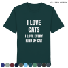 Grünes Unisex Bio Shirt mit Aufdruck „I love cats I love every kind of cat“ auf weißem Hintergrund