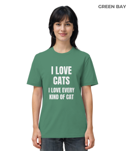 Frau trägt pastellgrünes Katzen Shirt mit Aufdruck „I love every kind of cat“ im Alltag