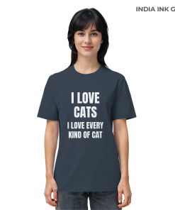 Frau trägt antrazithfarbenes Katzen Shirt mit Aufdruck „I love every kind of cat“ im Alltag