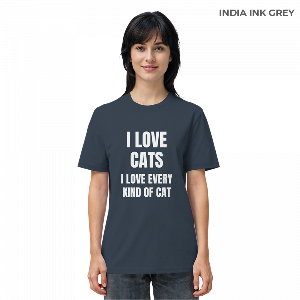 Frau trägt antrazithfarbenes Katzen Shirt mit Aufdruck „I love every kind of cat“ im Alltag