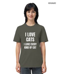 Frau trägt khakifarbenes Katzen Shirt mit Aufdruck „I love every kind of cat“ im Alltag