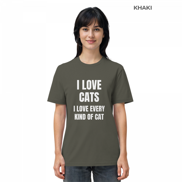 Frau trägt khakifarbenes Katzen Shirt mit Aufdruck „I love every kind of cat“ im Alltag