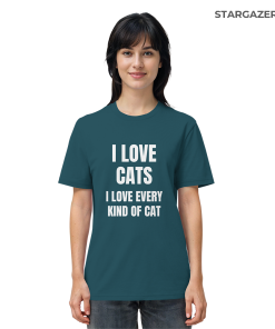 Frau trägt blaugrünes Katzen Shirt mit Aufdruck „I love every kind of cat“ im Alltag