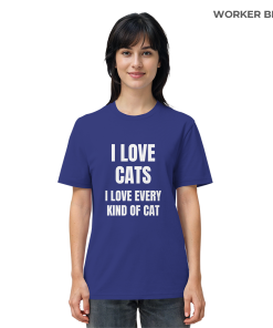 Frau trägt blaues Katzen Shirt mit Aufdruck „I love every kind of cat“ im Alltag