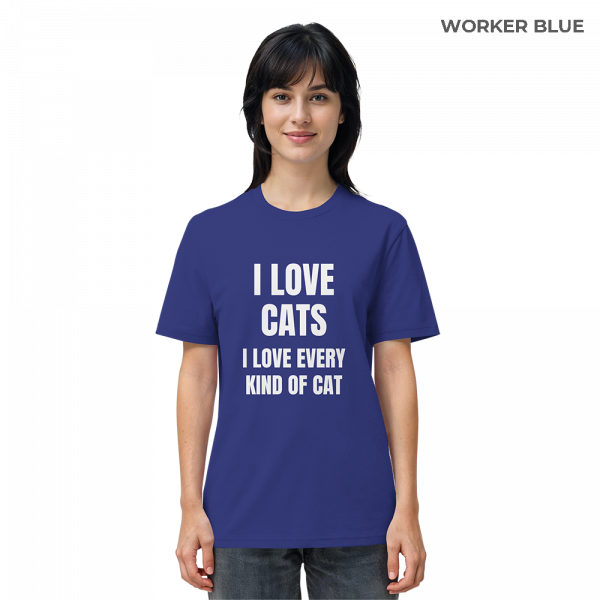 Frau trägt blaues Katzen Shirt mit Aufdruck „I love every kind of cat“ im Alltag