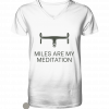 Weißes Cycling T-Shirt Herren V-Ausschnitt mit „Miles are my meditation“ Schriftzug und minimalistischem Rennradlenker
