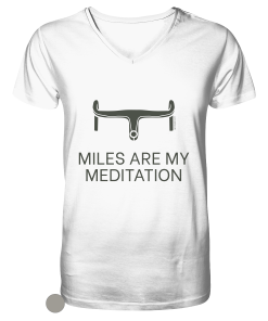 Weißes Cycling T-Shirt Herren V-Ausschnitt mit „Miles are my meditation“ Schriftzug und minimalistischem Rennradlenker