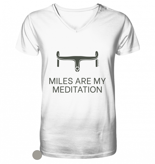 Weißes Cycling T-Shirt Herren V-Ausschnitt mit „Miles are my meditation“ Schriftzug und minimalistischem Rennradlenker
