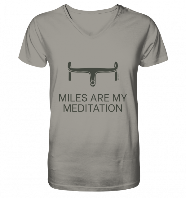 Hellgraues Cycling T-Shirt Herren mit V-Ausschnitt und „Miles are my meditation“ Schriftzug sowie minimalistischem Rennradlenker