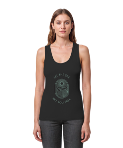 Model trägt schwarzes Tank Top Damen mit Strand Print