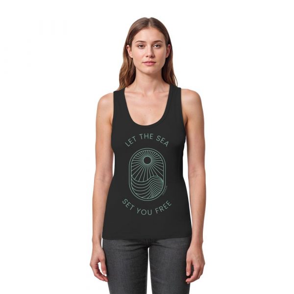 Model trägt marineblaues Tank Top Damen mit Strand Print